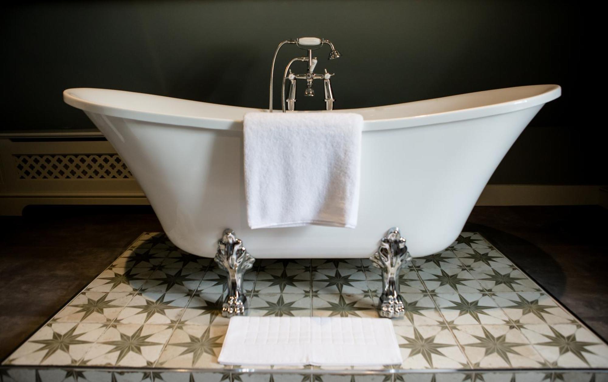 Deluxe Double Room Bath